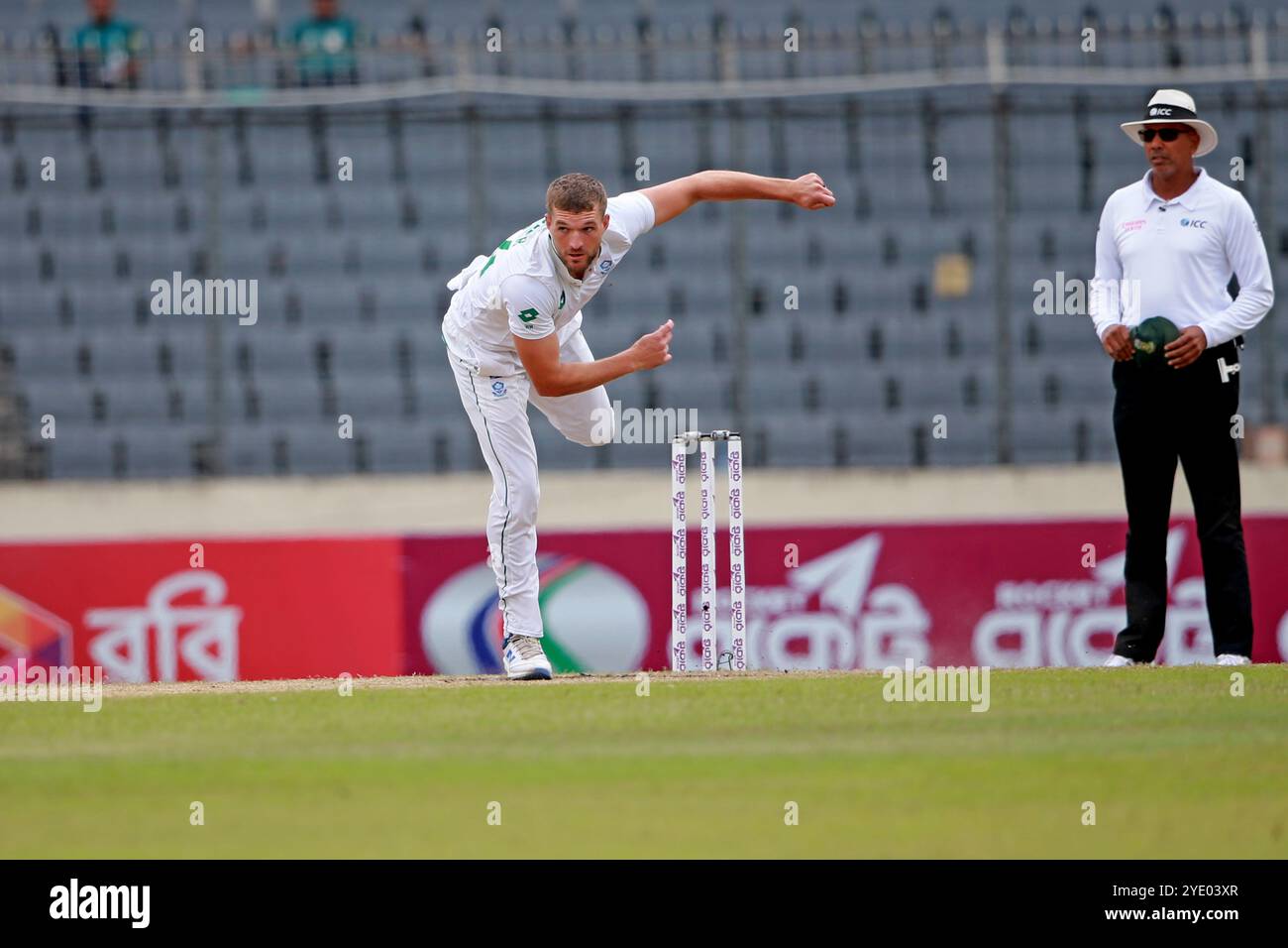 Wiaan Mulder Bowl während des 4. Testtages in Bangladesch und Südafrika im Sher-e-Bangla National Cricket Stadium in Mirpur, Dhaka, Bangladesch, Oktober Stockfoto