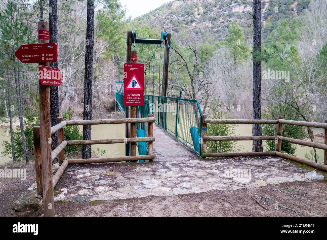 Warnschild, hölzerne Hängebrücke über den Tajo, Guadalajara, Spanien Stockfoto