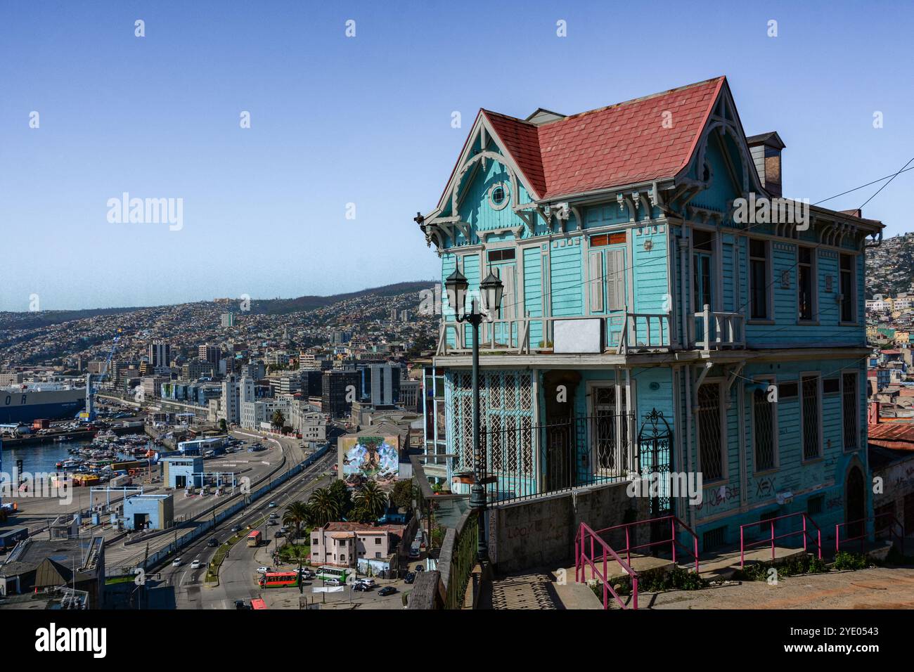 Wunderschöne Landschaft von Valparaiso vom Aussichtspunkt Paseo 21 de Mayo, Cerro Artilleria. Neben der Standseilbahn mit Blick auf einen Teil von Valparaiso aus der Vogelperspektive Stockfoto