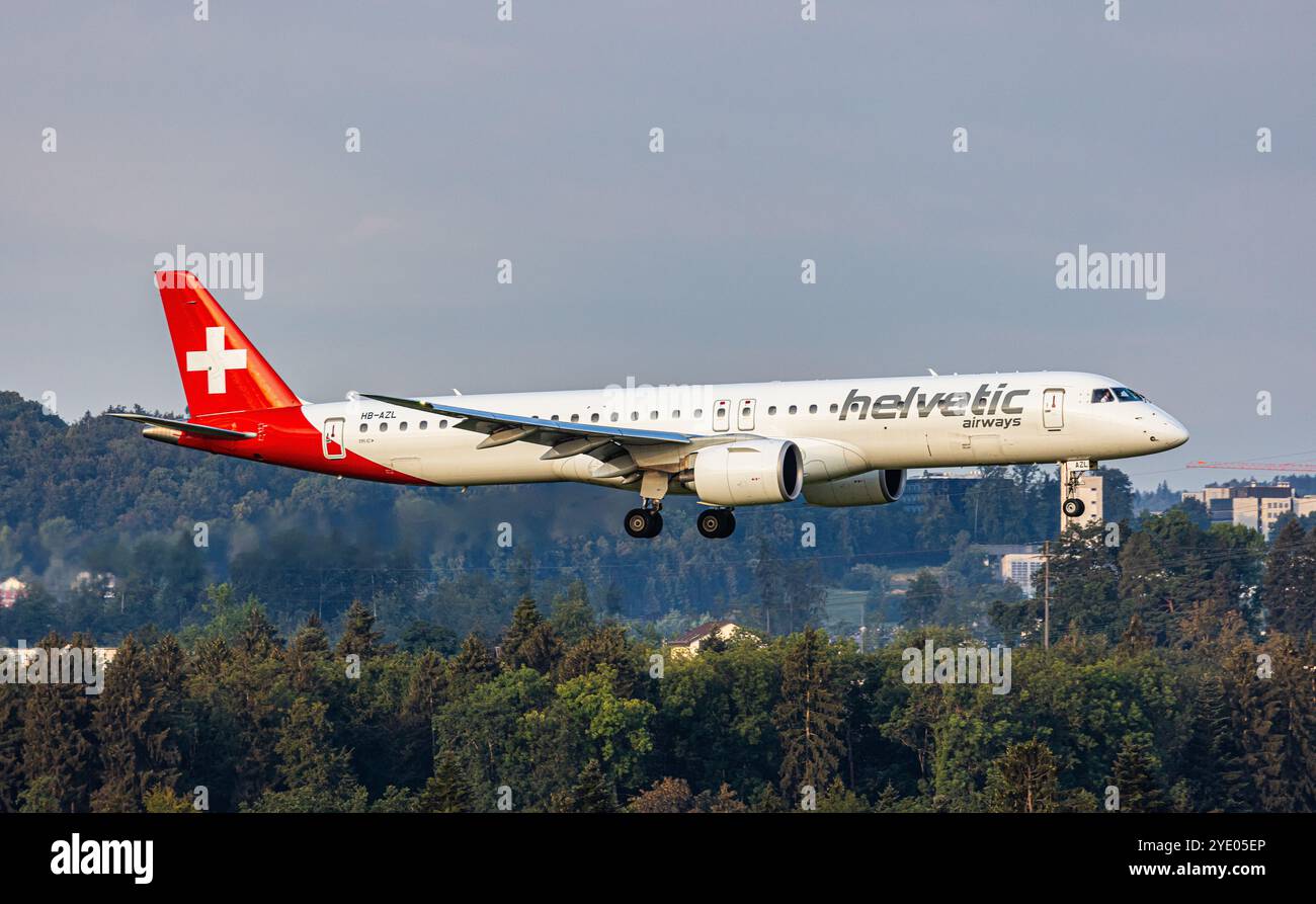 Zürich, Schweiz, 4. August 2024: Eine Helvetic Airways Embraer E195-E2 ist auf ihrem letzten Anflug zum Flughafen Zürich. Registrierung HB-AZL. (Foto: Andre Stockfoto