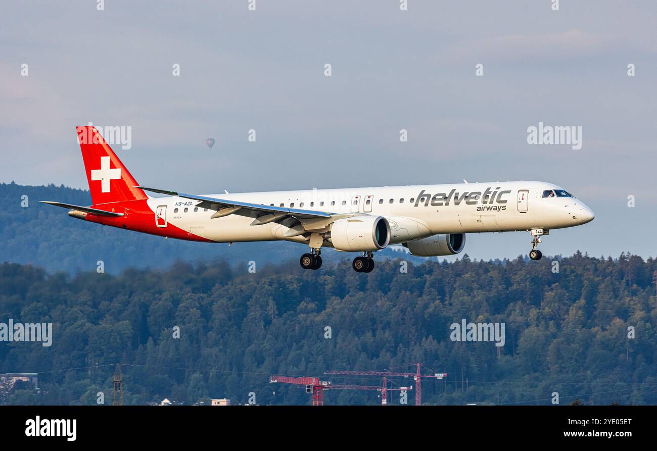 Zürich, Schweiz, 4. August 2024: Eine Helvetic Airways Embraer E195-E2 ist auf ihrem letzten Anflug zum Flughafen Zürich. Registrierung HB-AZL. (Foto: Andre Stockfoto