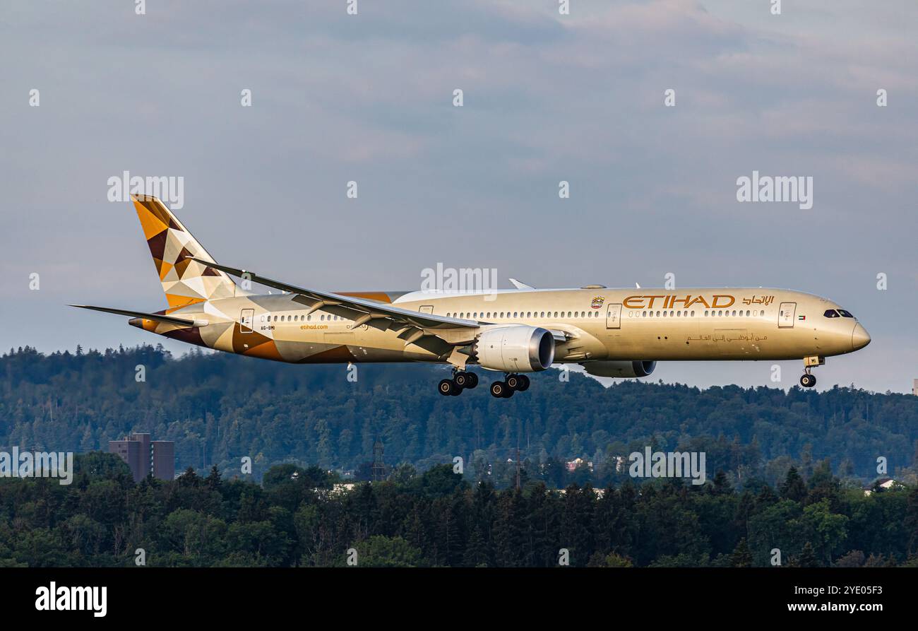 Zürich, Schweiz, 4. August 2024: Eine Etihad Airways Boeing 787-10 Dreamliner ist auf dem letzten Anflug zum Flughafen Zürich. Registrierung A6-BMI: (Foto Stockfoto