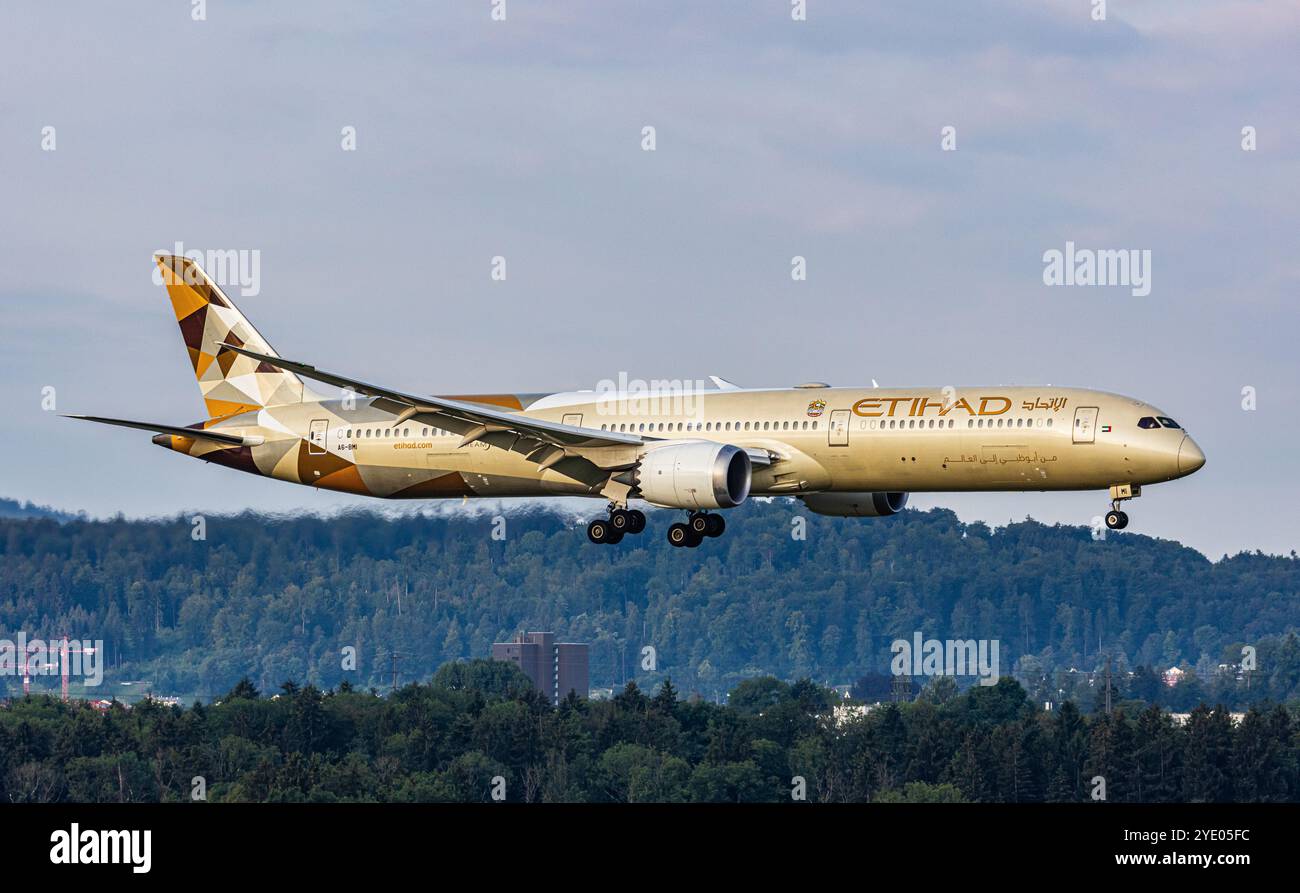Zürich, Schweiz, 4. August 2024: Eine Etihad Airways Boeing 787-10 Dreamliner ist auf dem letzten Anflug zum Flughafen Zürich. Registrierung A6-BMI: (Foto Stockfoto