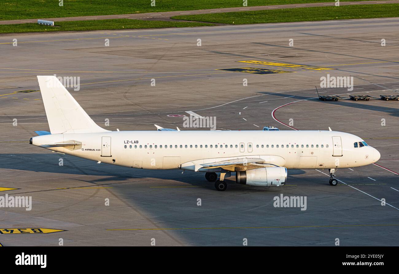 Zürich, Schweiz, 4. August 2024: Ein Airbus A320-231 von European Air Charter Taxis zum Terminal nach der Landung am Flughafen Zürich. Registrierung LZ Stockfoto