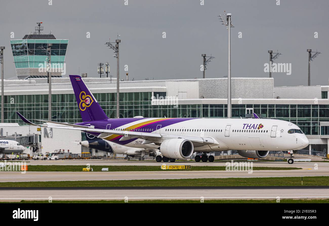 München, Deutschland, 9. April 2024: Ein Thai Airways Airbus A350-941 fährt mit dem Taxi zur Start- und Landebahn am Flughafen München. Registrierung HS-THO. (Foto: Andreas Haas/dieBi Stockfoto