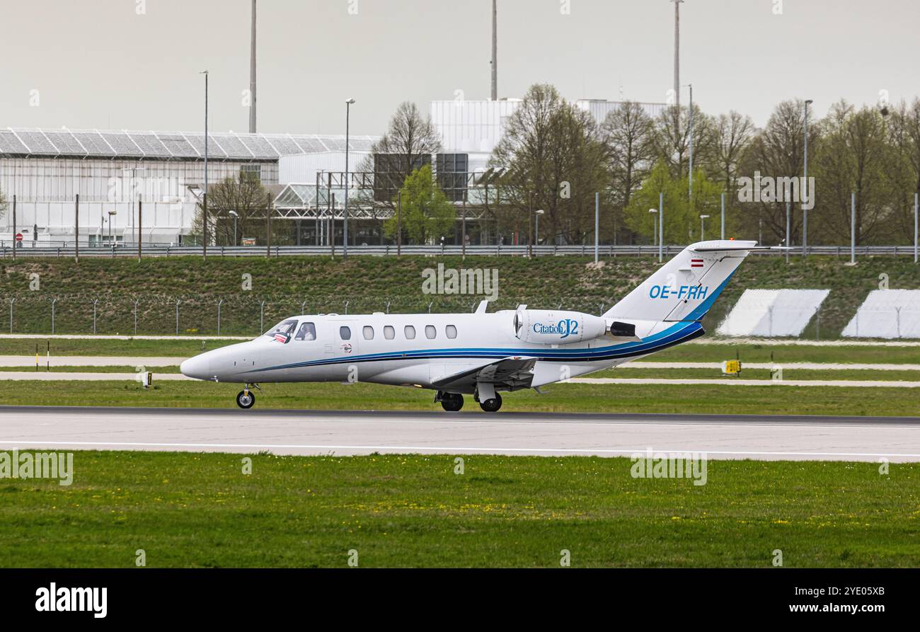 München, 9. April 2024: Vom Flughafen München startet eine Cessna 525 CitationJet CJ2 vom International Jet Management. Registrierung OE-FRH. (Pho Stockfoto