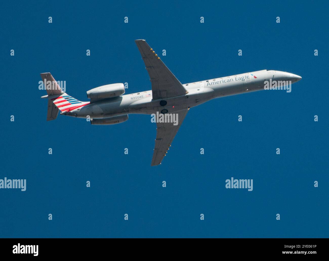 Ein Embraer ERJ 145, der von Piedmont Airlines für American Eagle betrieben wird, steigt in den Philadelphia International Airport ab. Stockfoto