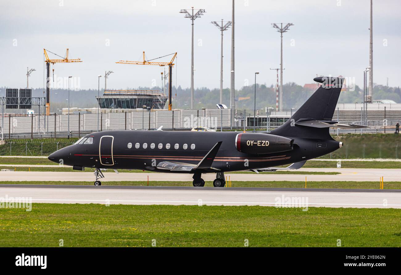 München, Deutschland, 9. April 2024: Ein Air Alsie Falcon 2000XLS Taxis zur Start- und Landebahn am Flughafen München. Registrierung OY-EZD. (Foto: Andreas Haas/dieBildm Stockfoto