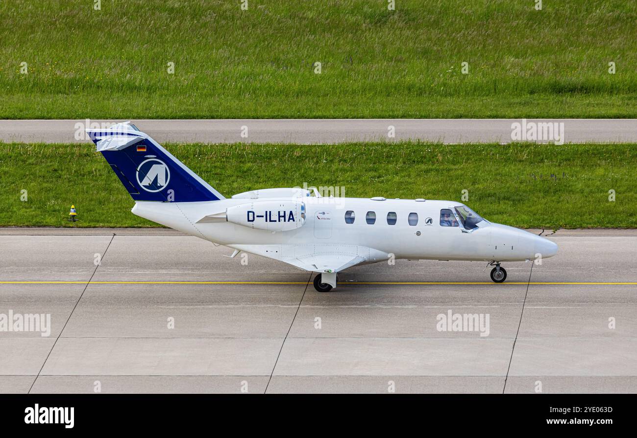 Zürich, Schweiz, 5. Mai 2024: Ein Cessna 525 Citation CJ1+ von Atlas Air Service fährt nach der Landung am Flughafen Zürich zum Parkplatz. Regist Stockfoto