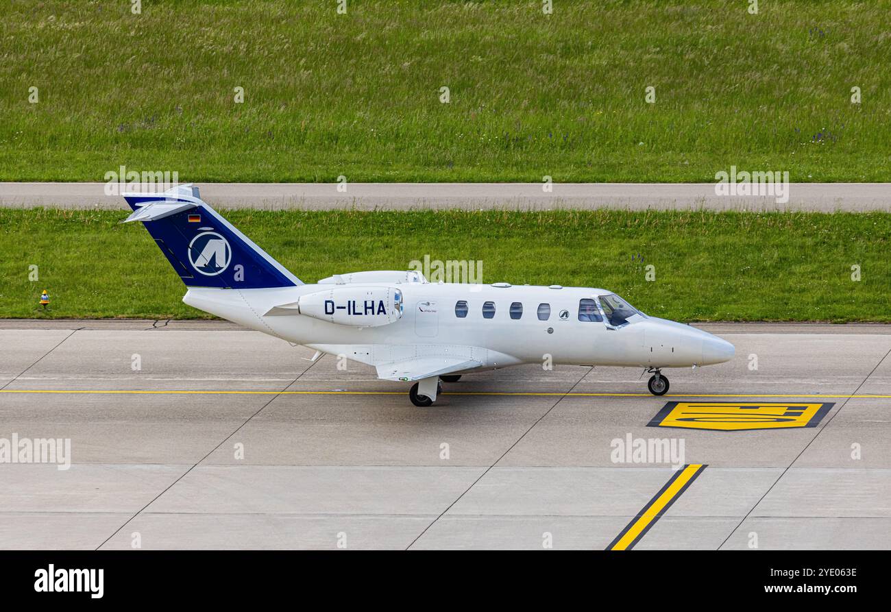 Zürich, Schweiz, 5. Mai 2024: Ein Cessna 525 Citation CJ1+ von Atlas Air Service fährt nach der Landung am Flughafen Zürich zum Parkplatz. Regist Stockfoto