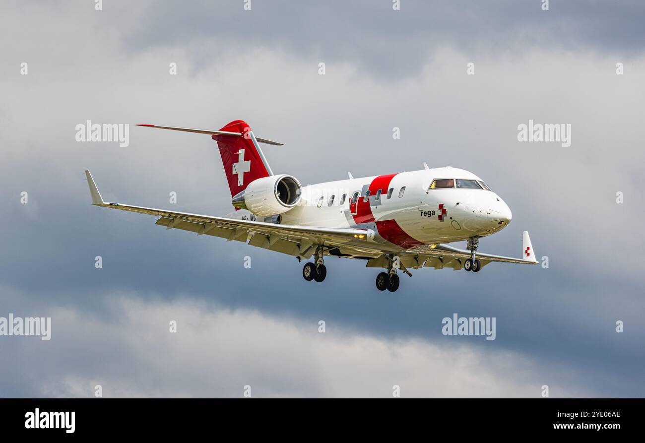 Zürich, Schweiz, 14. Juni 2024: Ein Bombardier Challenger 650 von der Swiss Air Ambulance (REGA) ist auf dem letzten Anflug zum Flughafen Zürich. Registrierung H Stockfoto