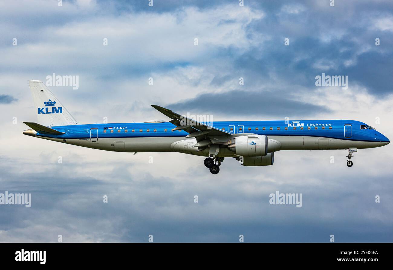 Zürich, Schweiz, 14. Juni 2024: Ein KLM Cityhopper Embraer E195-E2 ist auf dem letzten Anflug zum Flughafen Zürich. Registrierung PH-NXP. (Foto von Andreas Ha Stockfoto