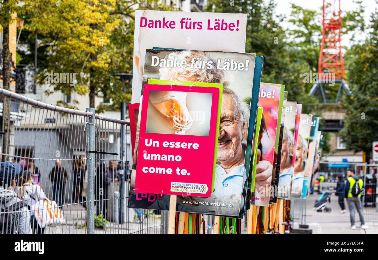 Zürich, Schweiz, 14. September 2024: Schilder werden bereitgestellt. Die Vorbereitungen für den Marsch für das Leben in Zürich sind in vollem Gange. (Foto: Andreas Haas/di Stockfoto