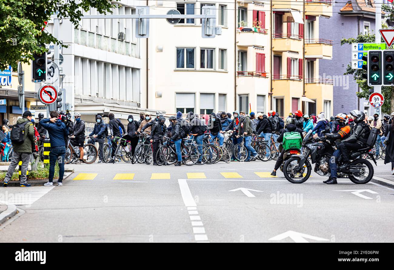 Zürich, Schweiz, 14. September 2024: Rund 100 bis 300 linksextreme Demonstranten, meist auf Fahrrädern verdeckt, stören den genehmigten Marsch für Leb Stockfoto