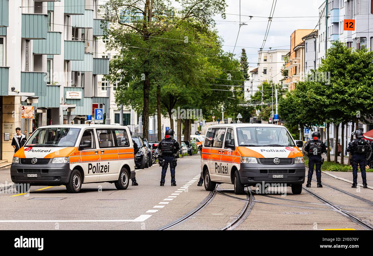 Zürich, Schweiz, 14. September 2024: Die Züricher Stadtpolizei sichert mit einem großen Kontingent den Marsch auf Lebenszeit ab. Dank der Bemühungen der Polizisten Stockfoto