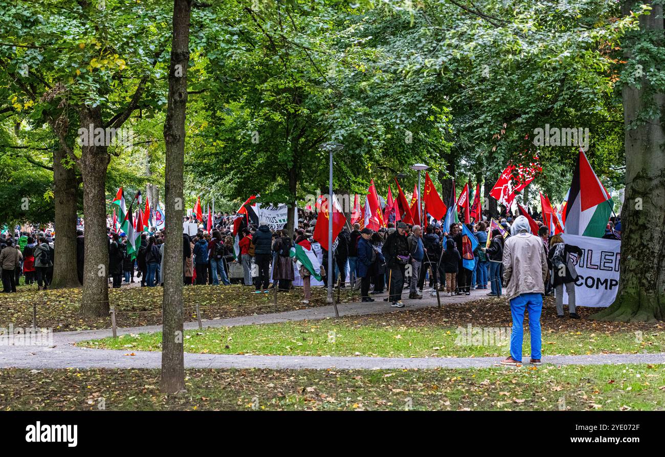 Basel, Schweiz, 5. Oktober 2024: Im de-Wette Park versammelten sich 2.000–3.000 Menschen zu einer propalästinensischen Kundgebung. Sie marschierten mit Fl durch die Innenstadt von Basel Stockfoto