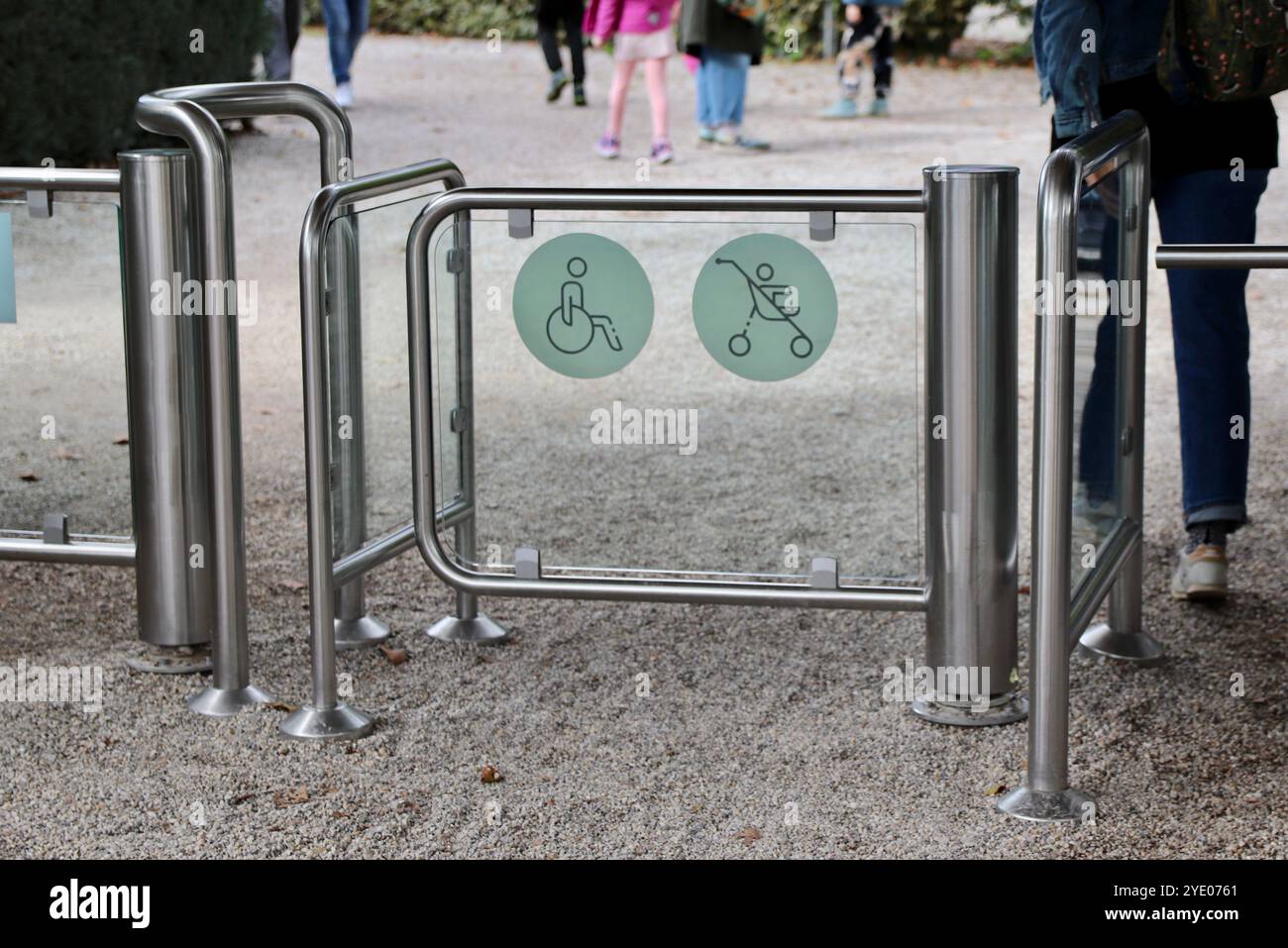 Barrierefreies Tor für Rollstühle und Kinderwagen – moderner Eingang aus Edelstahl im öffentlichen Raum Stockfoto