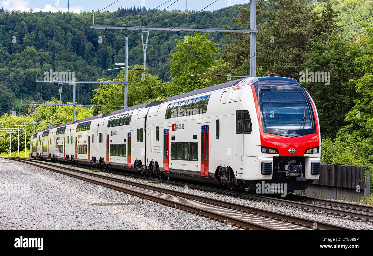 Böztal, Schweiz, 19. Mai 2024: Ein neuer IR-Dosto (SBB Rabe 512) führt durch das obere Fricktal auf der Strecke von Basel nach Zürich. (Foto von Andreas Stockfoto