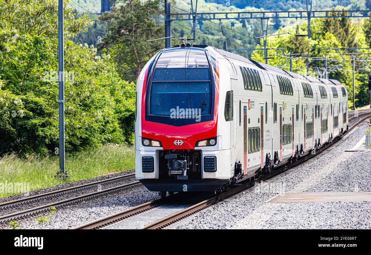 Böztal, Schweiz, 19. Mai 2024: Ein neuer IR-Dosto (SBB Rabe 512) führt durch das obere Fricktal auf der Strecke von Zürich nach Basel. (Foto von Andreas Stockfoto