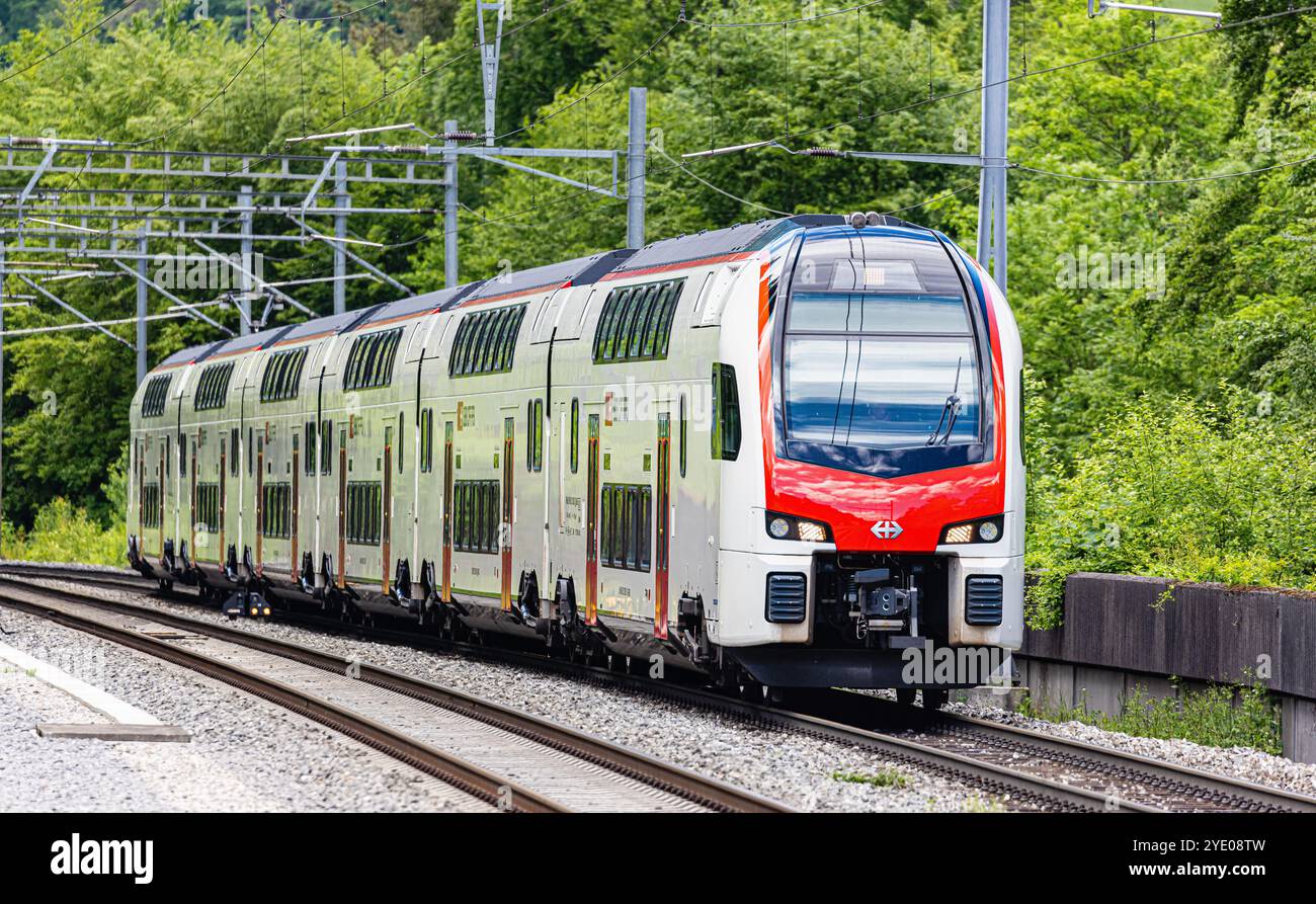 Böztal, Schweiz, 19. Mai 2024: Ein neuer IR-Dosto (SBB Rabe 512) führt durch das obere Fricktal auf der Strecke von Basel nach Zürich. (Foto von Andreas Stockfoto