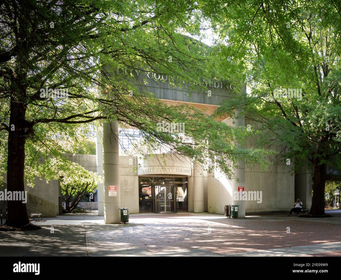 Knoxville, TN, USA-21. Sept. 2024: City County Building an der Main Street. Eingang und Vorderterrasse. Stockfoto