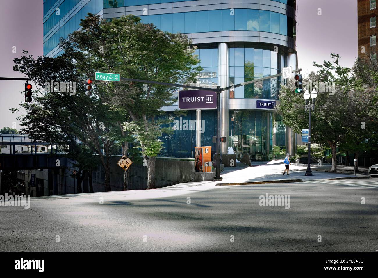 Knoxville, TN, USA-21 Sept. 2024: Gay Street Eingang zum Truist Building. Stockfoto