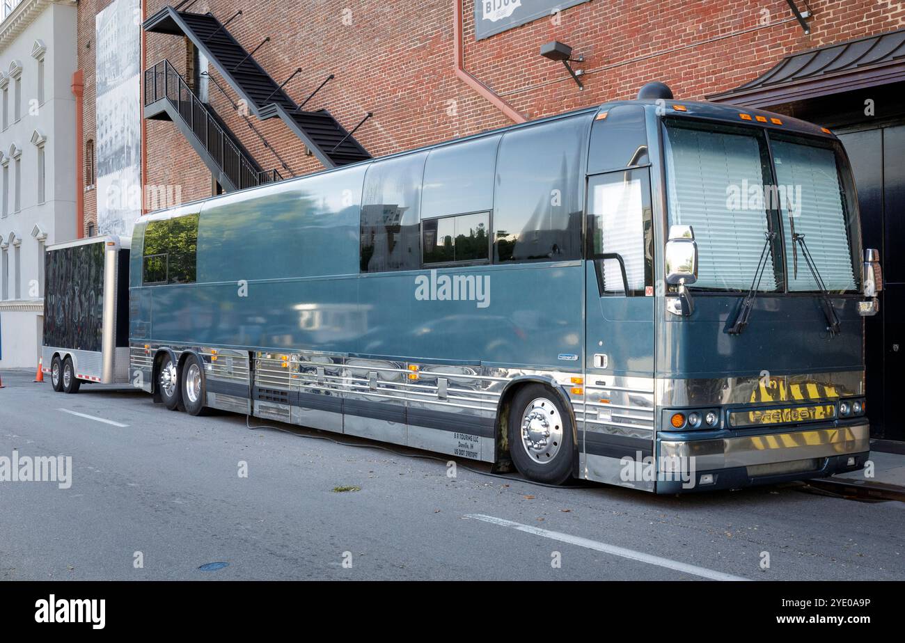 Knoxville, TN, USA-21. Sept. 2024: Long Prevost Tour Bus mit angehängtem Kastenanhänger parkt am Bijou Theatre. Stockfoto