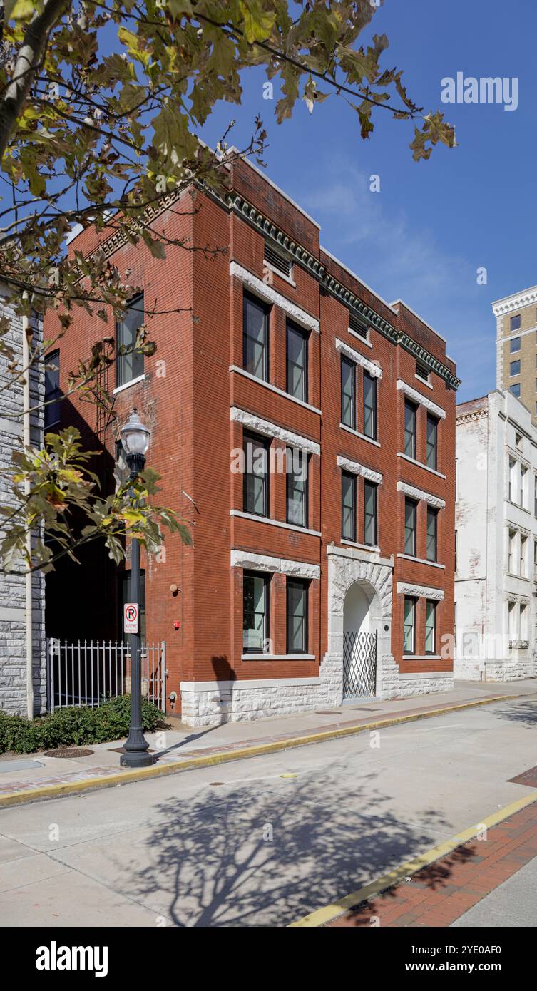 Knoxville, TN, USA-21. September 2024: Das Cate Building, 713 Market Street, hat zwei winzige Wasserspeier über dem Vordereingang. Stockfoto