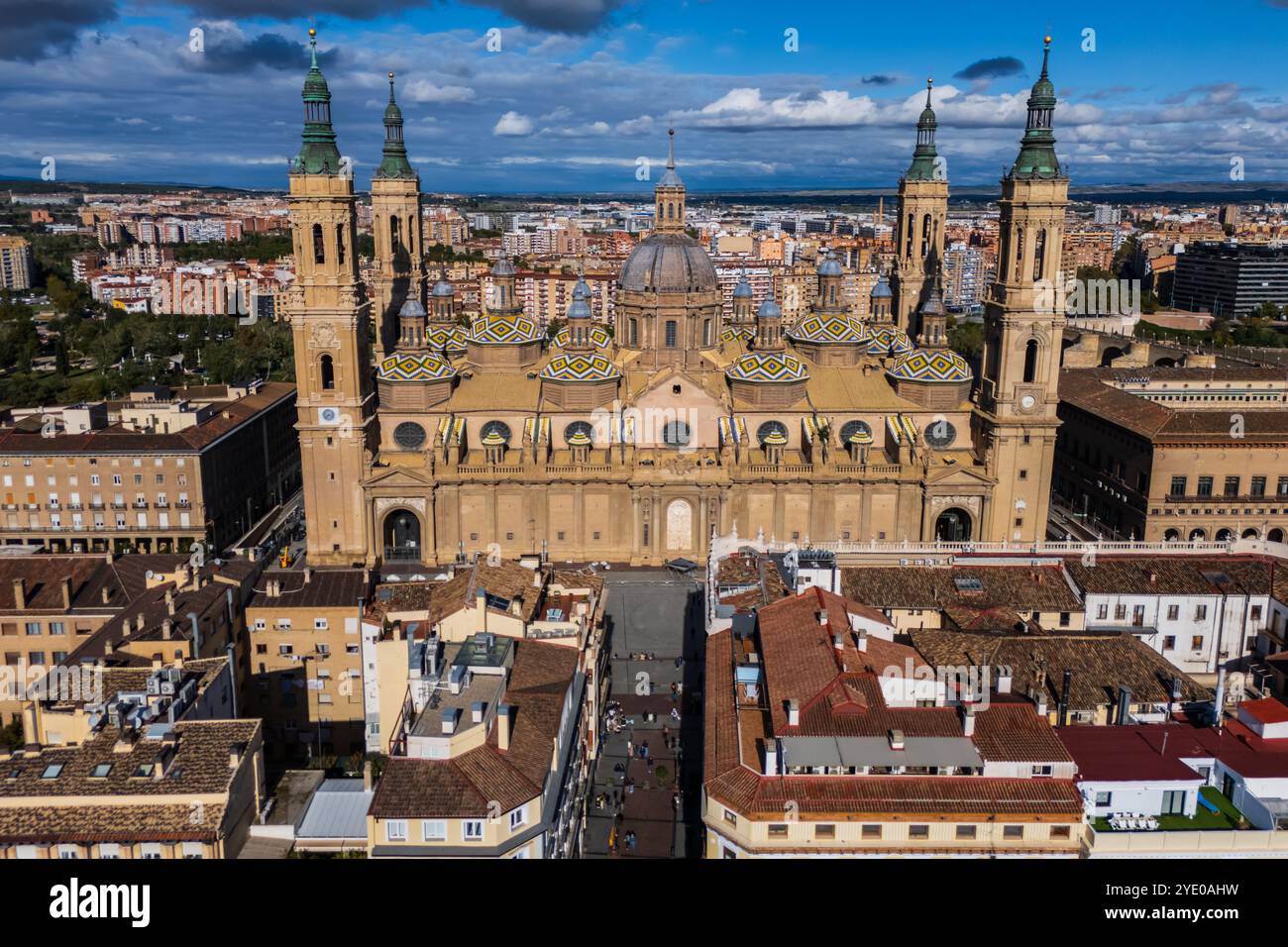 Aus der Vogelperspektive der Kathedrale von Nuestra Señora del Pilar und der Alfonso-Straße in Saragoza, Spanien Stockfoto