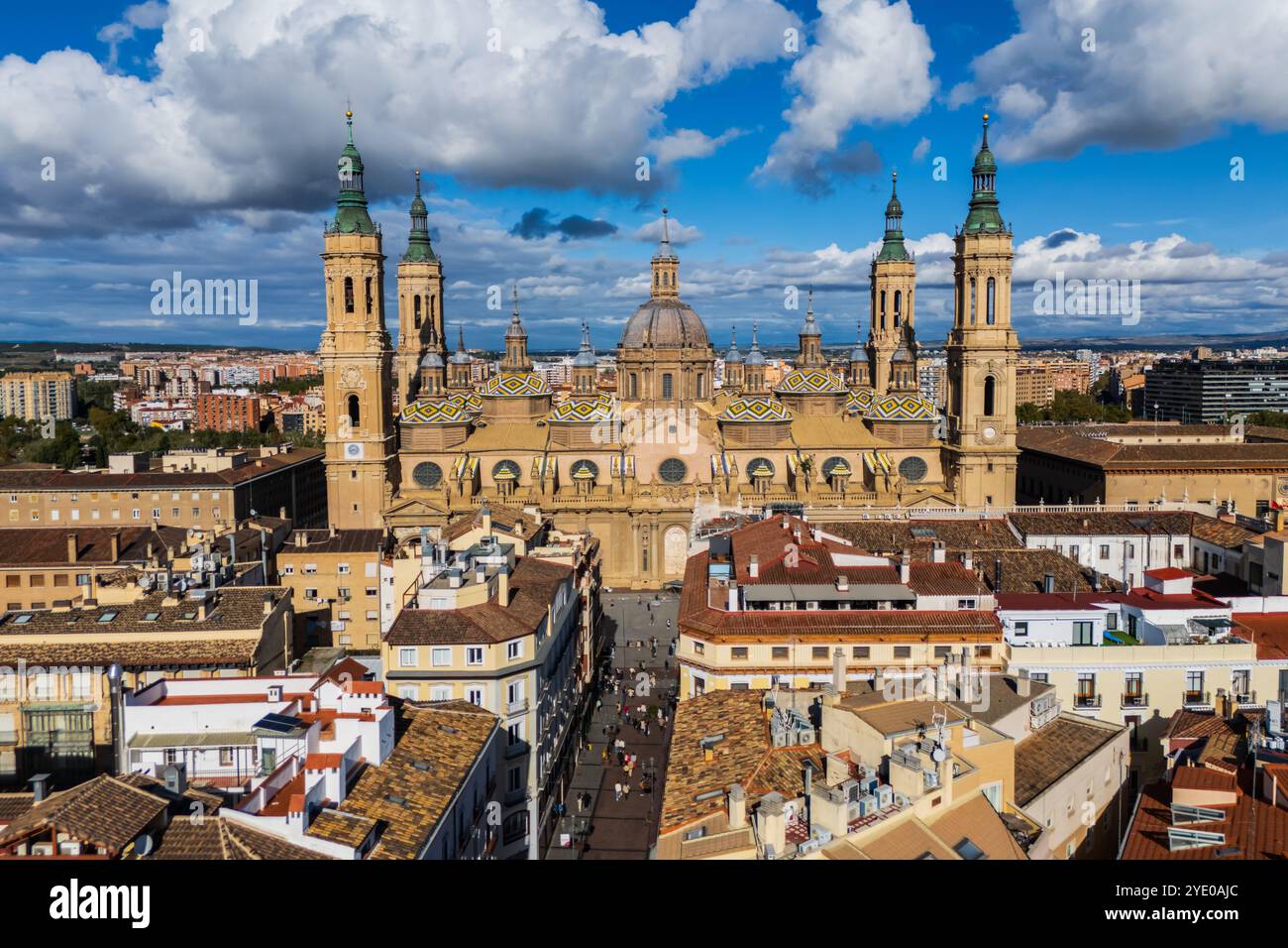 Aus der Vogelperspektive der Kathedrale von Nuestra Señora del Pilar und der Alfonso-Straße in Saragoza, Spanien Stockfoto