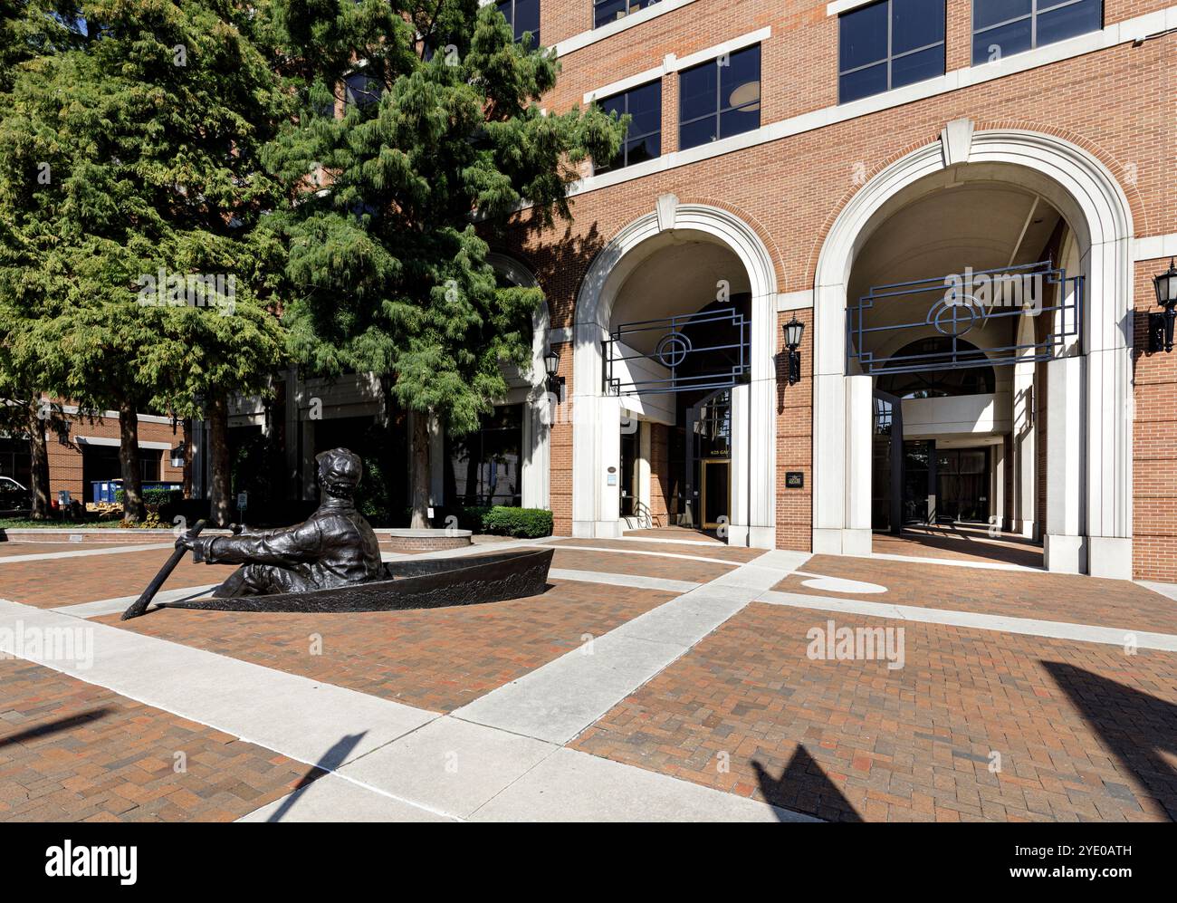 Knoxville, TN, USA-21 Sept. 2024: Two Center Square, Bogeneingang der Church Avenue, Skulptur eines Jungen im Ruderboot auf dem plaza. Stockfoto
