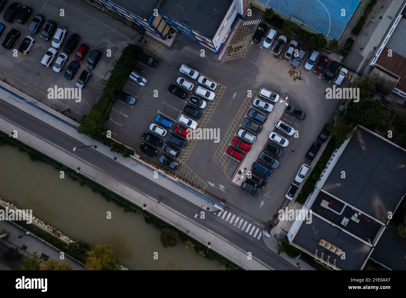 Luftaufnahme eines städtischen Schulparkplatzes Stockfoto