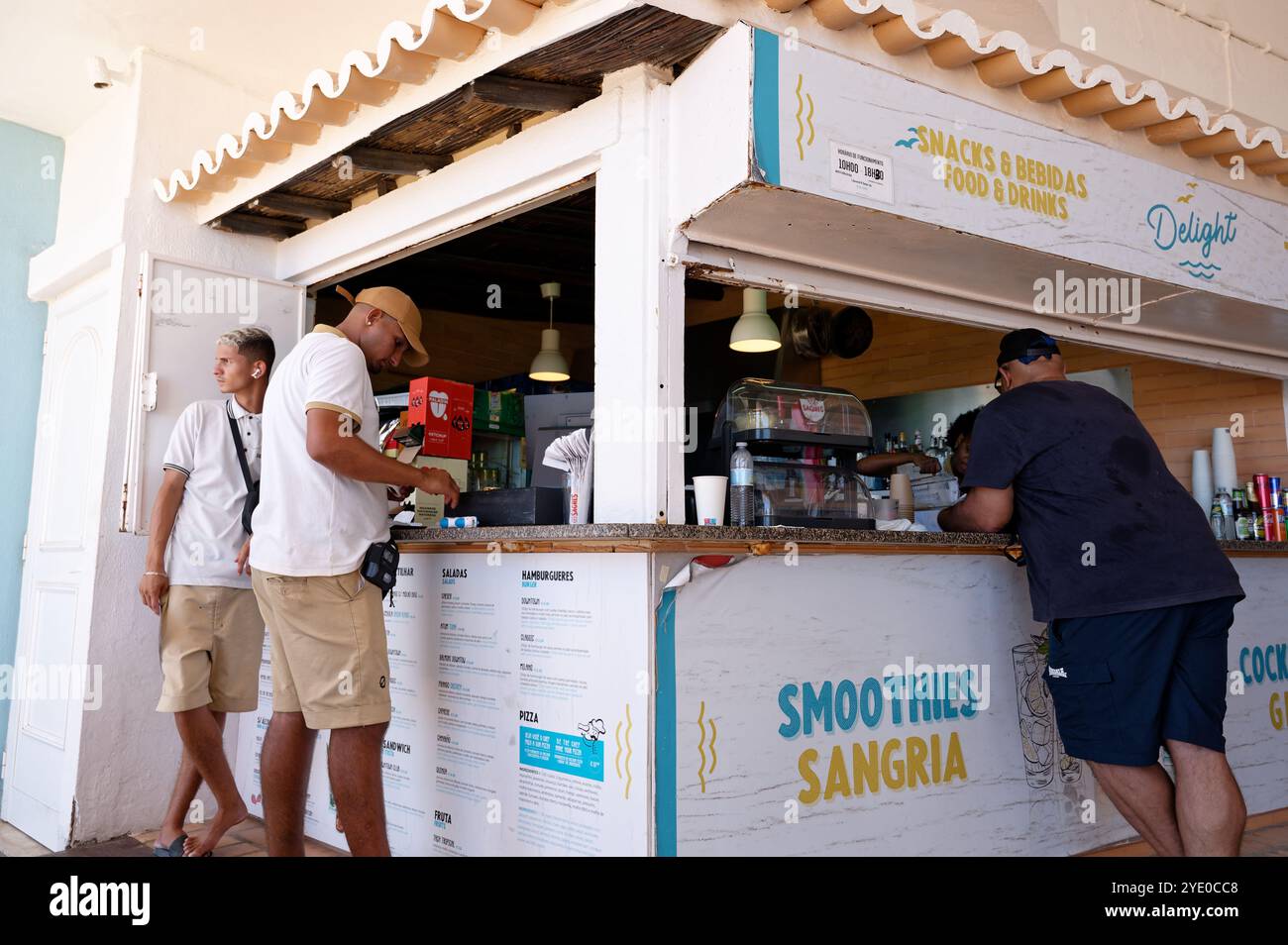 Lebhafte Snackbar am Strand in Albufeira, in der Smoothies, Sangria und Sommerspezialitäten für Gäste serviert werden Stockfoto