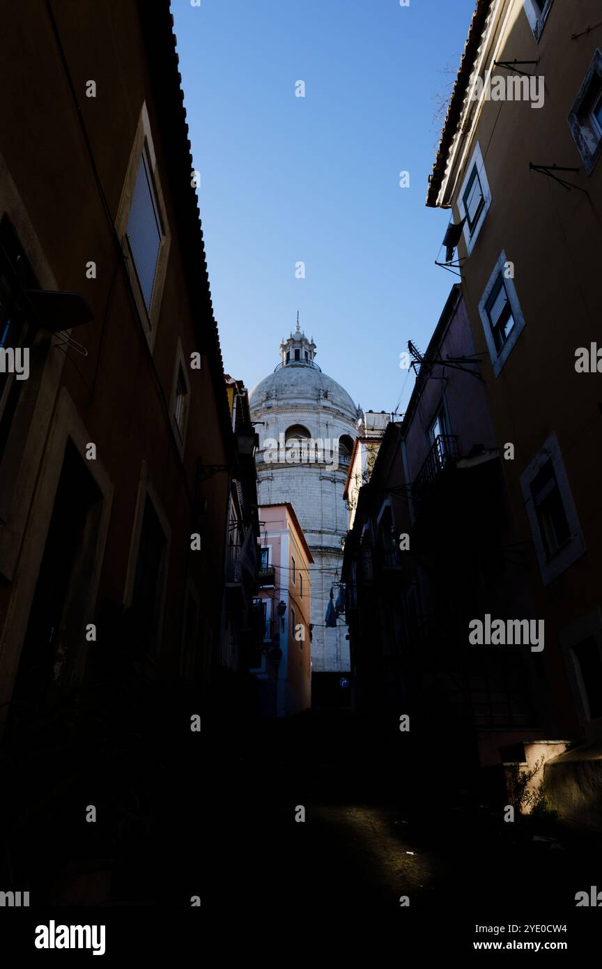 Die Kuppel des Lissabonner Panteão Nacional, eingerahmt von engen Alfama-Gassen, die Licht und Schatten im historischen Viertel kontrastieren Stockfoto