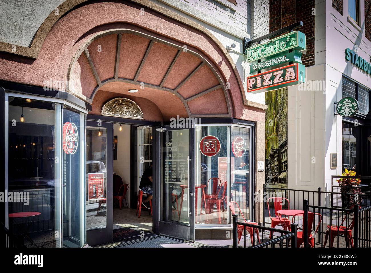 Knoxville, TN, USA, 21. September 2024: DiCarlo's Original Pizza in der 524 South Gay Street. Die Tür öffnet sich, um einen Kunden zu sehen. Tische auf Gehwegen. Stockfoto