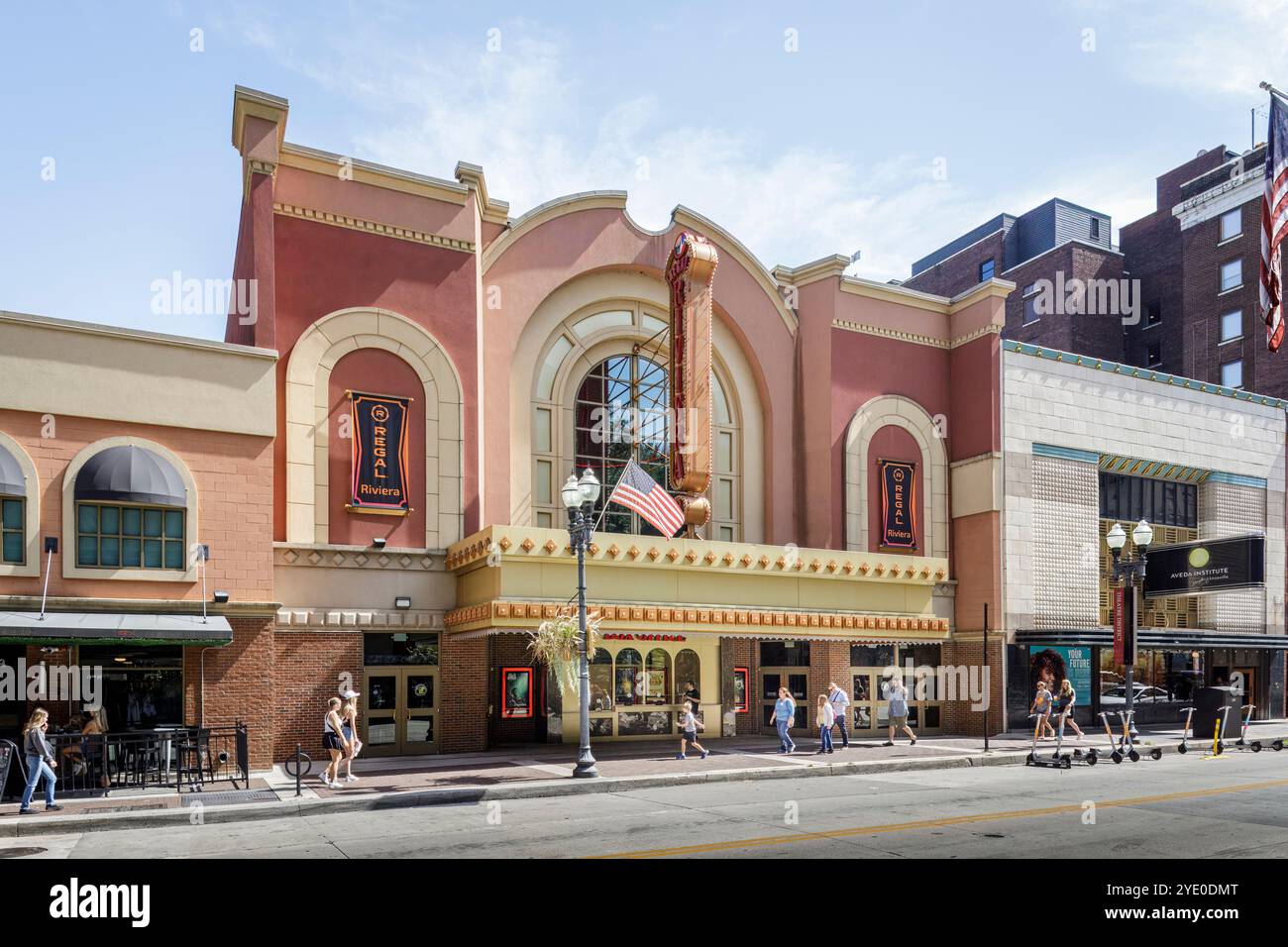 Knoxville, TN, USA-21. Sept. 2024: TheRegal Riviera Kino in der Gay Street. Diagonale Sicht auf die Fassade, die Personen auf dem Bürgersteig zeigt. Stockfoto
