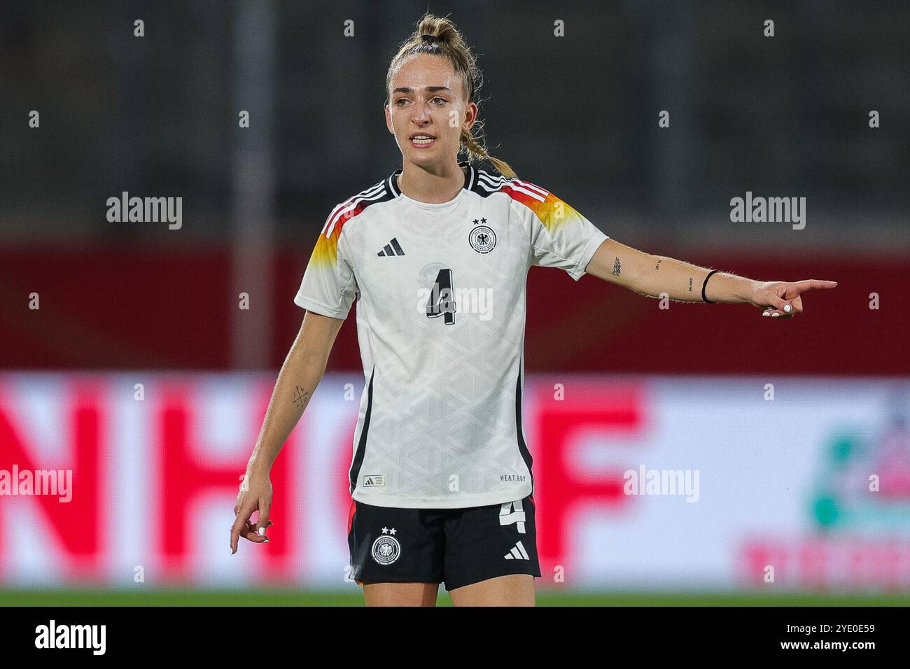 Deutschland. Oktober 2024. Fussball Frauen Laenderspiel Deutschland - Australien am 28.10.2024 in der Schauinsland-Reisen-Arena in Duisburg Sophia Kleinherne ( Deutschland ) DFB-Vorschriften verbieten jede Verwendung von Fotografien als Bildsequenzen und/oder Quasi-Video. Foto: Revierfoto Credit: ddp Media GmbH/Alamy Live News Stockfoto