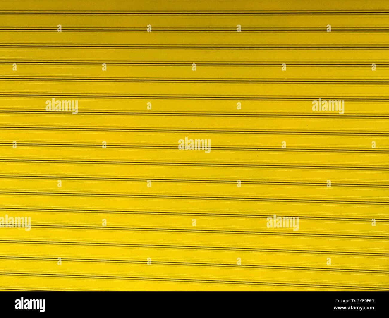 Gelber Metallhintergrund: Strukturierte quadratische Abdeckung des geschlossenen Geschäfts Stockfoto