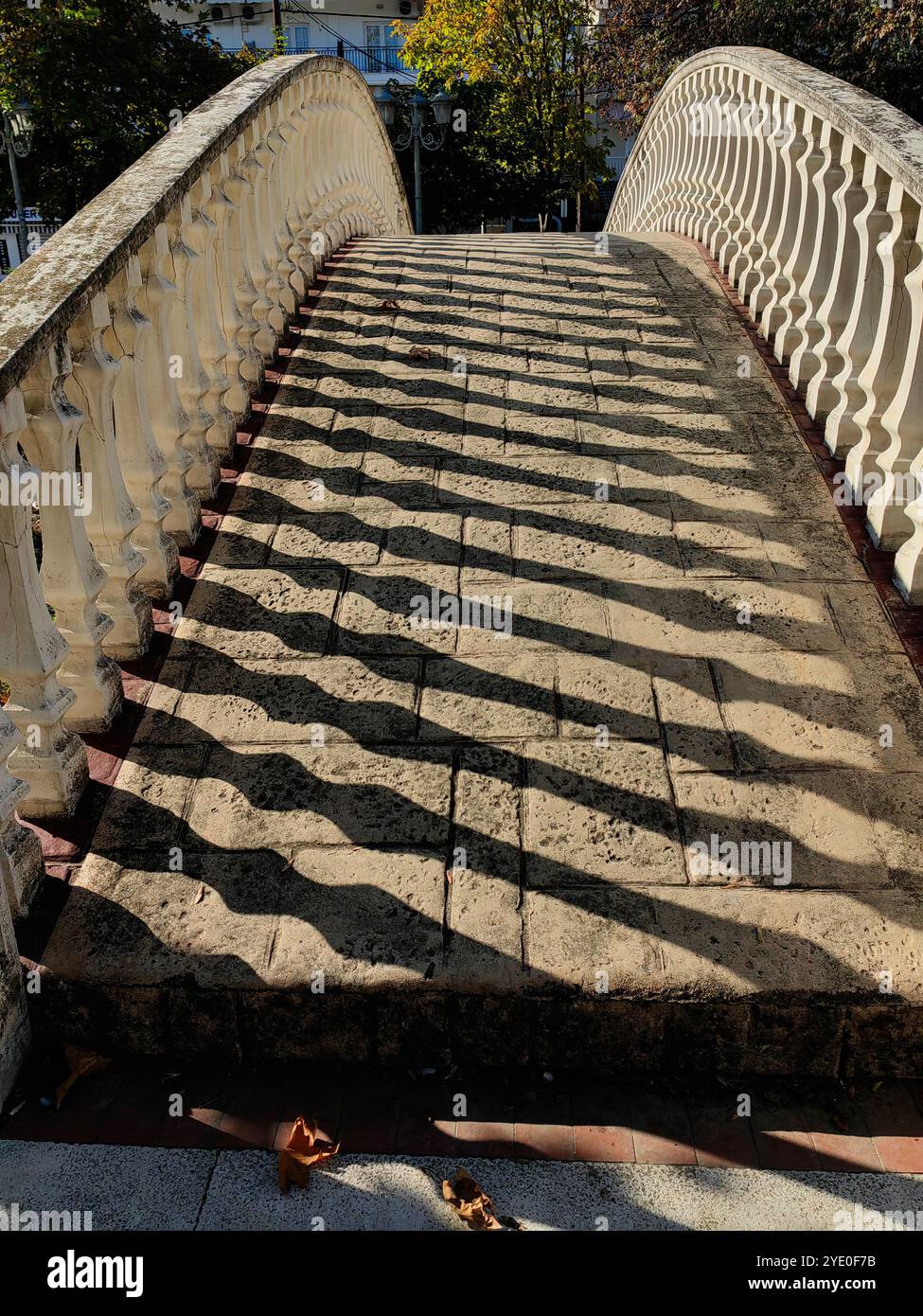 Zeitlose Eleganz: Weiße Säulen und Schatten Stockfoto