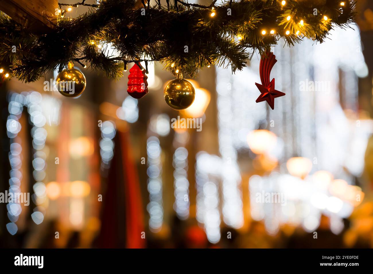 Weihnachtsschmuck in der Stadt Stockfoto