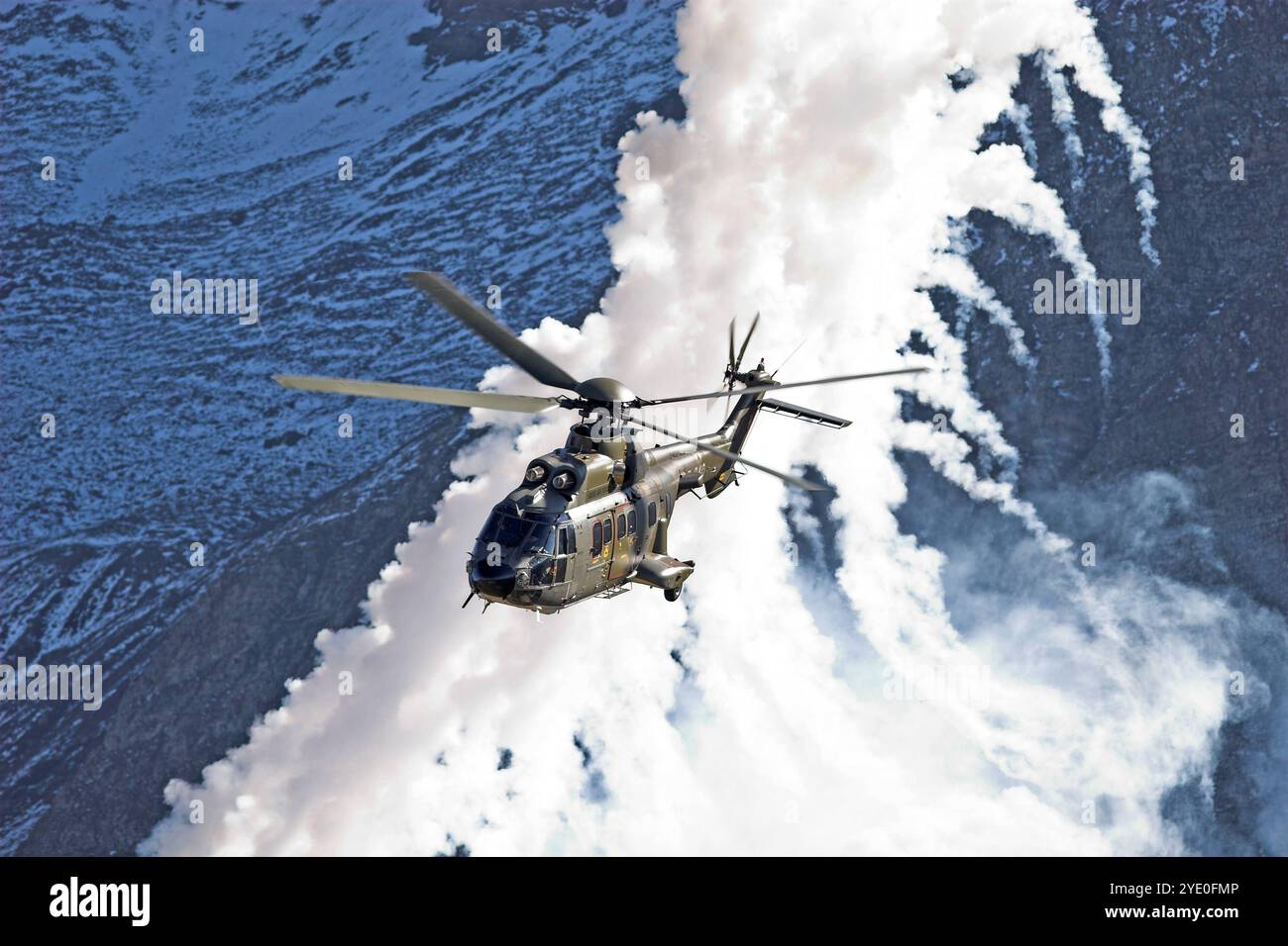 Ein Helikopter der Schweizer Luftwaffe vom Typ A332 M1 Super Puma beim Ausstoss von IR-Täuschkörpern, genannt auch Flares während einer Flugvorführung auf dem Fliegerschiessplatz Axalp, Schweiz. Ein Helikopter der Schweizer Luftwaffe vom Typ A332 M1 Super Puma beim Ausstoss von IR-Täuschkörpern, genannt auch Flares während einer Flugvorführung auf dem Fliegerschiessplatz Axalp, Schweiz. Axalp Bern Schweiz *** Ein Helikopter der Schweizer Luftwaffe vom Typ A332 M1 Super Puma, der bei einer Flugvorführung auf dem Axalp Luftschießplatz, Schweiz A Swiss Air, IR-Köder, auch Flares genannt, aussendet Stockfoto