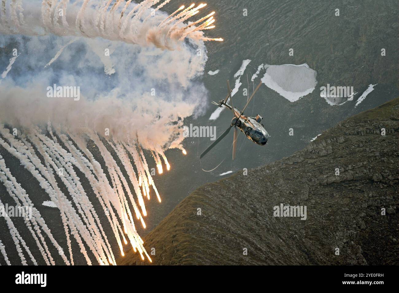 Ein Helikopter der Schweizer Luftwaffe vom Typ A332 M1 Super Puma beim Ausstoss von IR-Täuschkörpern, genannt auch Flares während einer Flugvorführung auf dem Fliegerschiessplatz Axalp, Schweiz. Ein Helikopter der Schweizer Luftwaffe vom Typ A332 M1 Super Puma beim Ausstoss von IR-Täuschkörpern, genannt auch Flares während einer Flugvorführung auf dem Fliegerschiessplatz Axalp, Schweiz. Axalp Bern Schweiz *** Ein Helikopter der Schweizer Luftwaffe vom Typ A332 M1 Super Puma, der bei einer Flugvorführung auf dem Axalp Luftschießplatz, Schweiz A Swiss Air, IR-Köder, auch Flares genannt, aussendet Stockfoto