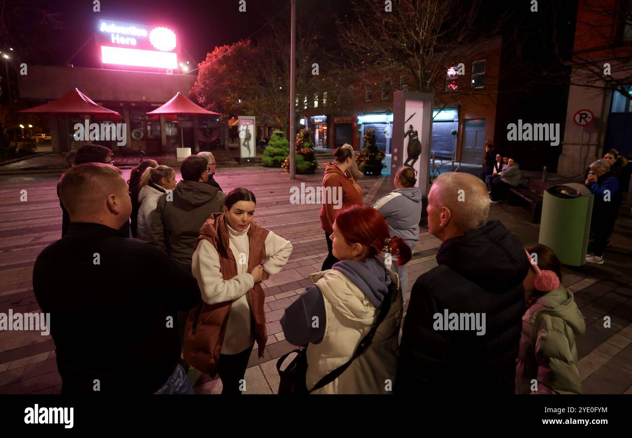 Die Leute nehmen an einer Mahnwache für Kyran Durnin auf dem Marktplatz in Dundalk Teil. Anfang des Monats leitete Gardai eine Morduntersuchung ein, Monate nachdem der vermisste Schuljunge zusammen mit seiner Mutter als vermisst gemeldet wurde. Die Mutter des Jungen wurde gefunden, aber die Ermittler sagen, dass der Aufenthaltsort von Kyran unbekannt bleibt und er jetzt als tot angesehen wird. Gardai vermutet, dass Kyran 2022 gestorben sein könnte, als er sechs Jahre alt war. Bilddatum: Montag, 28. Oktober 2024. Stockfoto