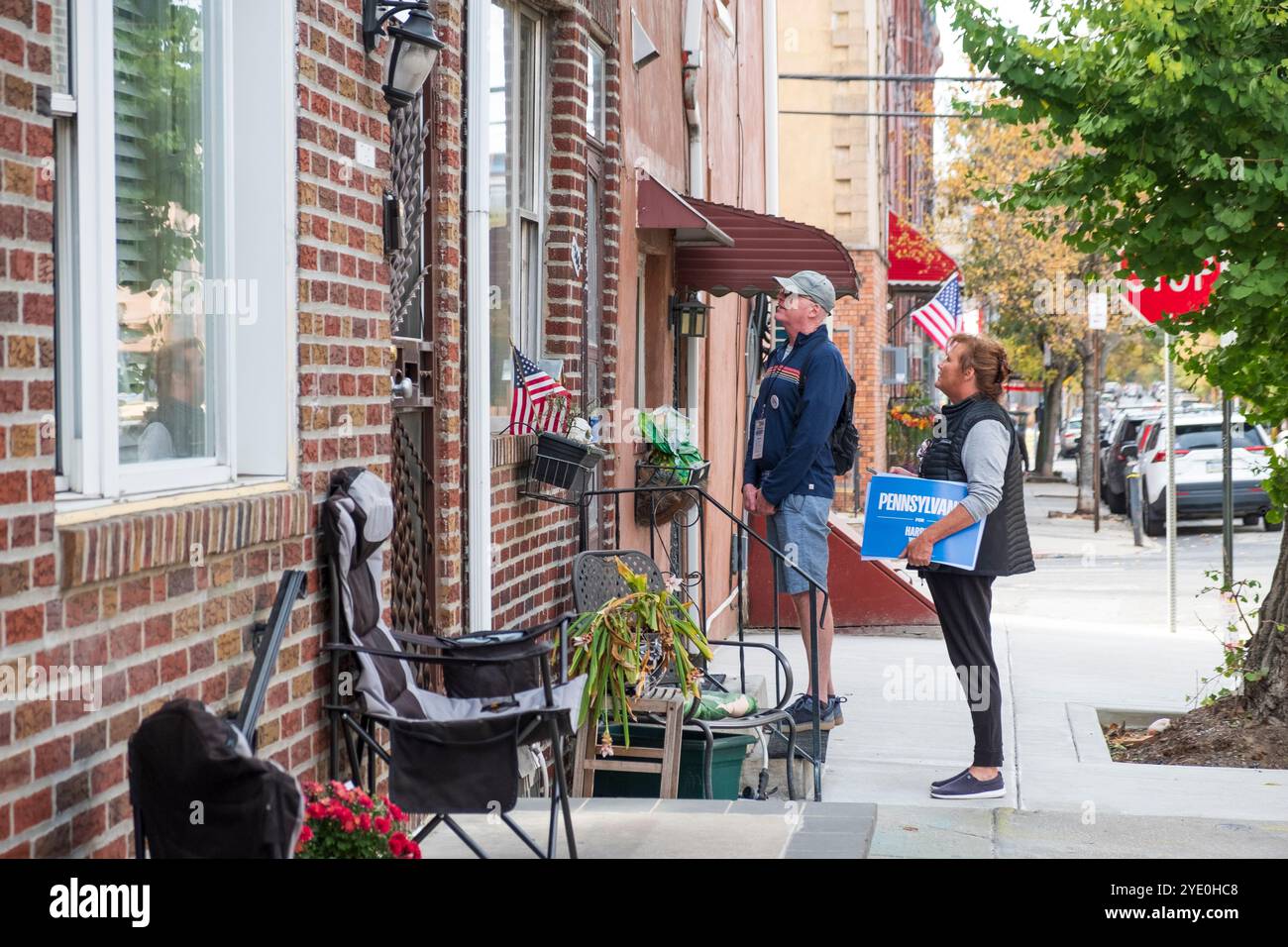 Freiwillige Kandidaten für die Harris-Waltz Presidential Campaign Going Door to Door, South Philadelphia, Pennsylvania, USA, 26. Oktober 2024. Stockfoto