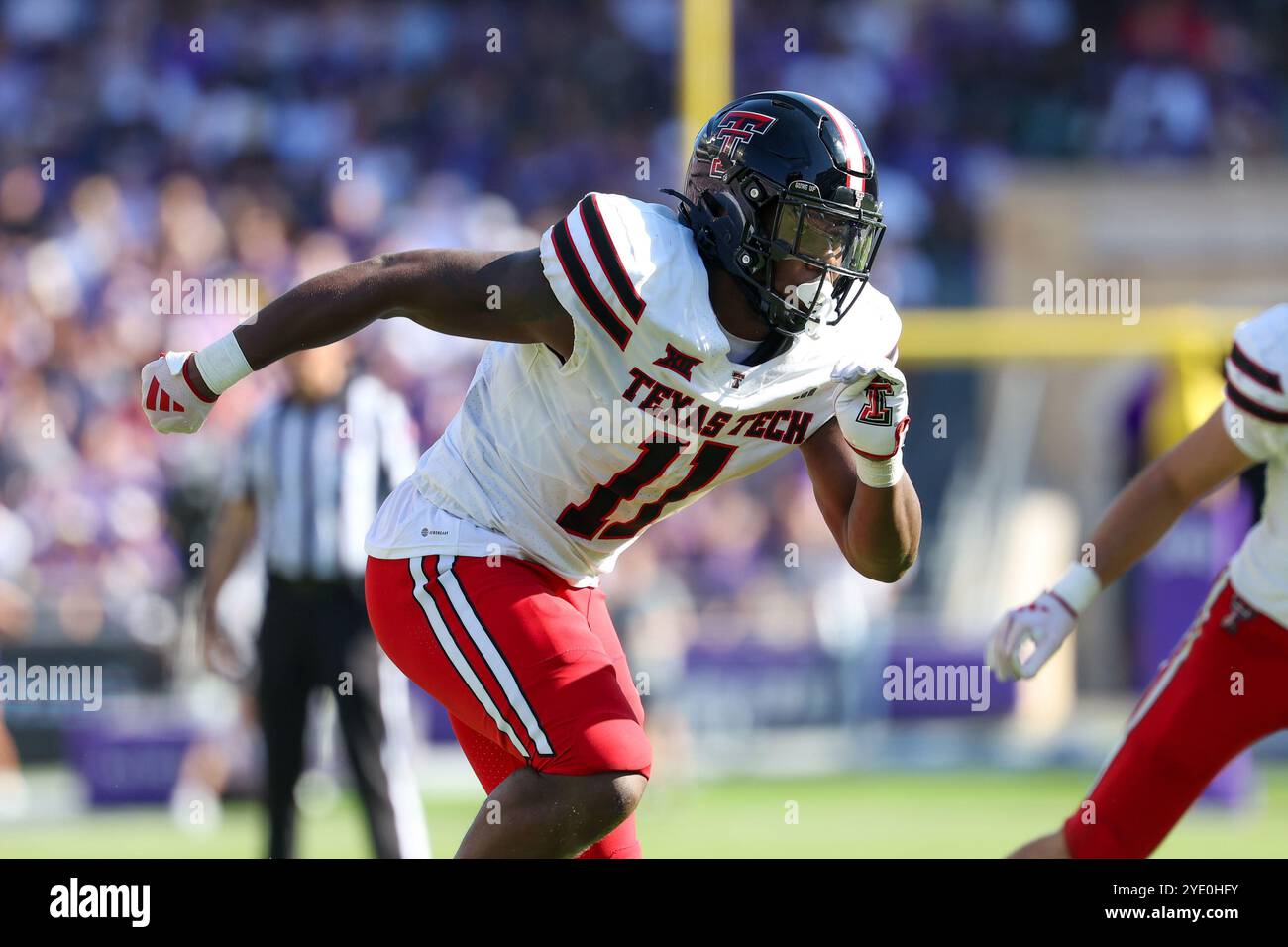 26. Oktober 2024: Texas Tech Red Raiders Linebacker Charles Esters III (11) stürzt den Quarterback während eines Spiels zwischen den Texas Tech Red Raiders und den Texas Christian University Horned Frogs im Amon G. Carter Stadium in Fort Worth, Texas. Freddie Beckwith/CSM Stockfoto