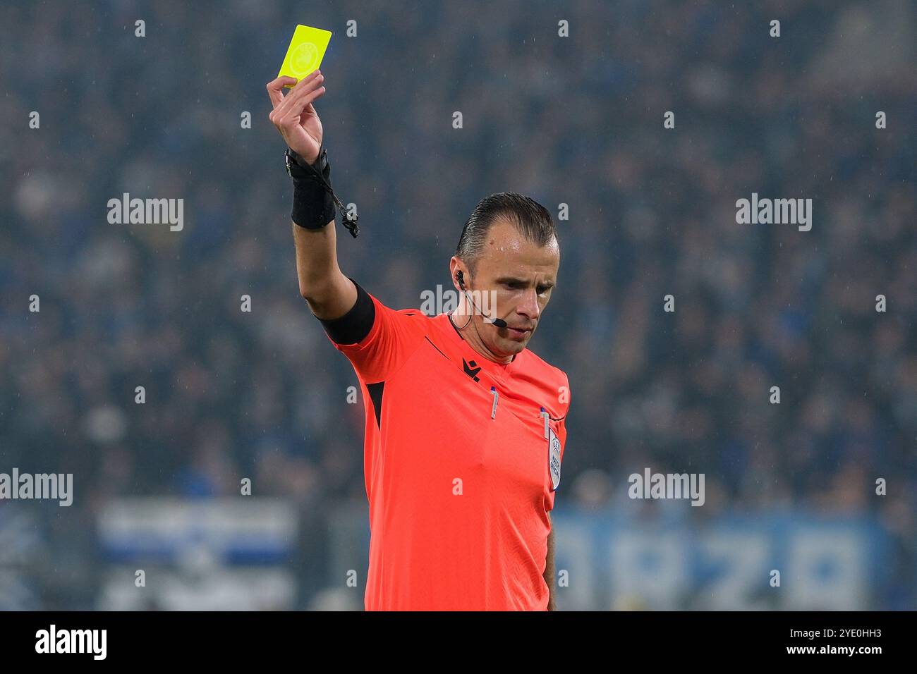 Der Schiedsrichter Irfan Peljto aus Bosnien und Erzgowina zeigt die gelbe Karte während der UEFA Champions League 2024/2025 League Phase MD1 foo Stockfoto