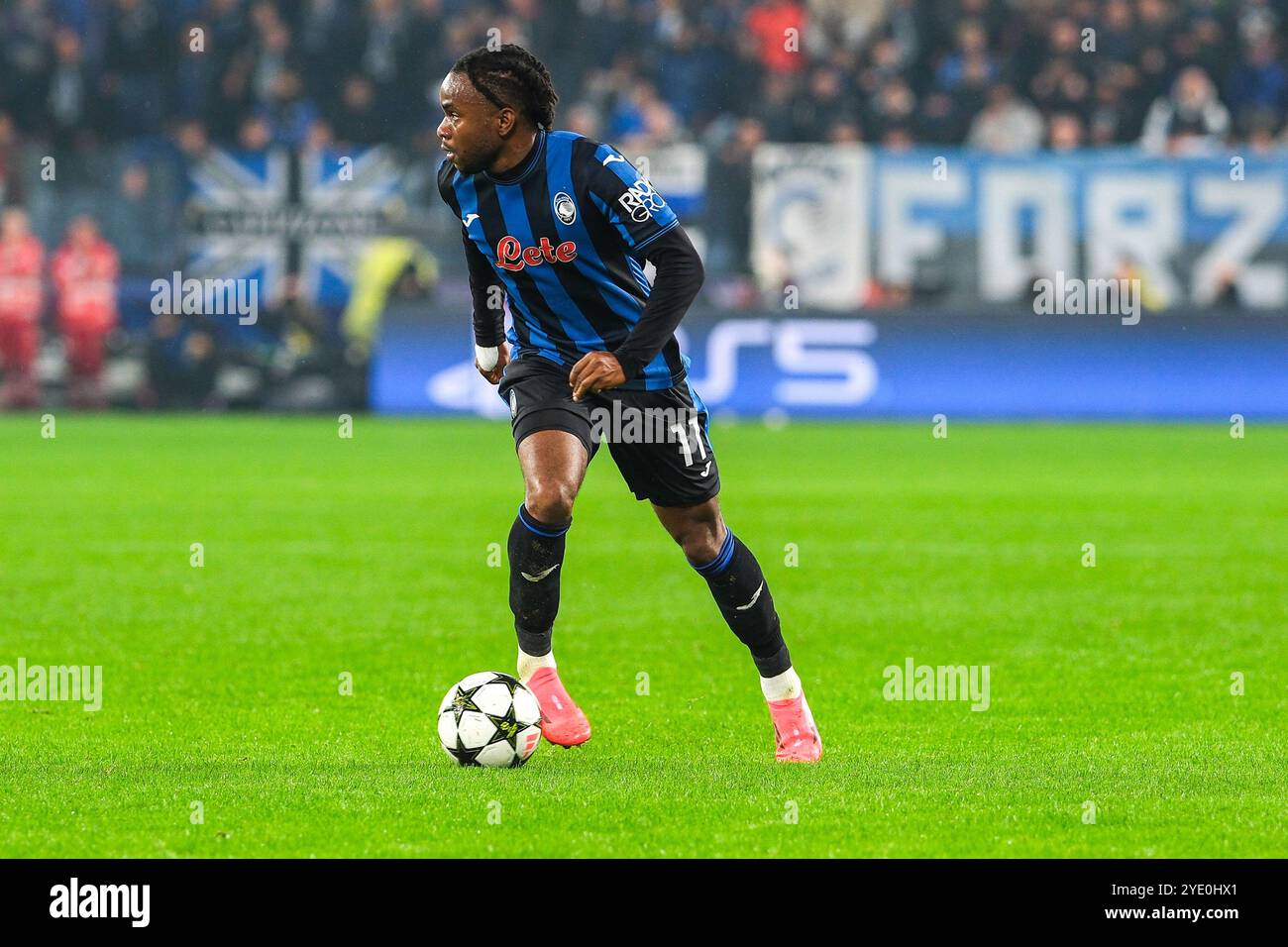 Ademola Lookman von Atalanta BC 1907 trägt den Ball während des UEFA Champions League 2024/2025 League Phase MD1 Fußballspiels zwischen Atalanta BC an Stockfoto