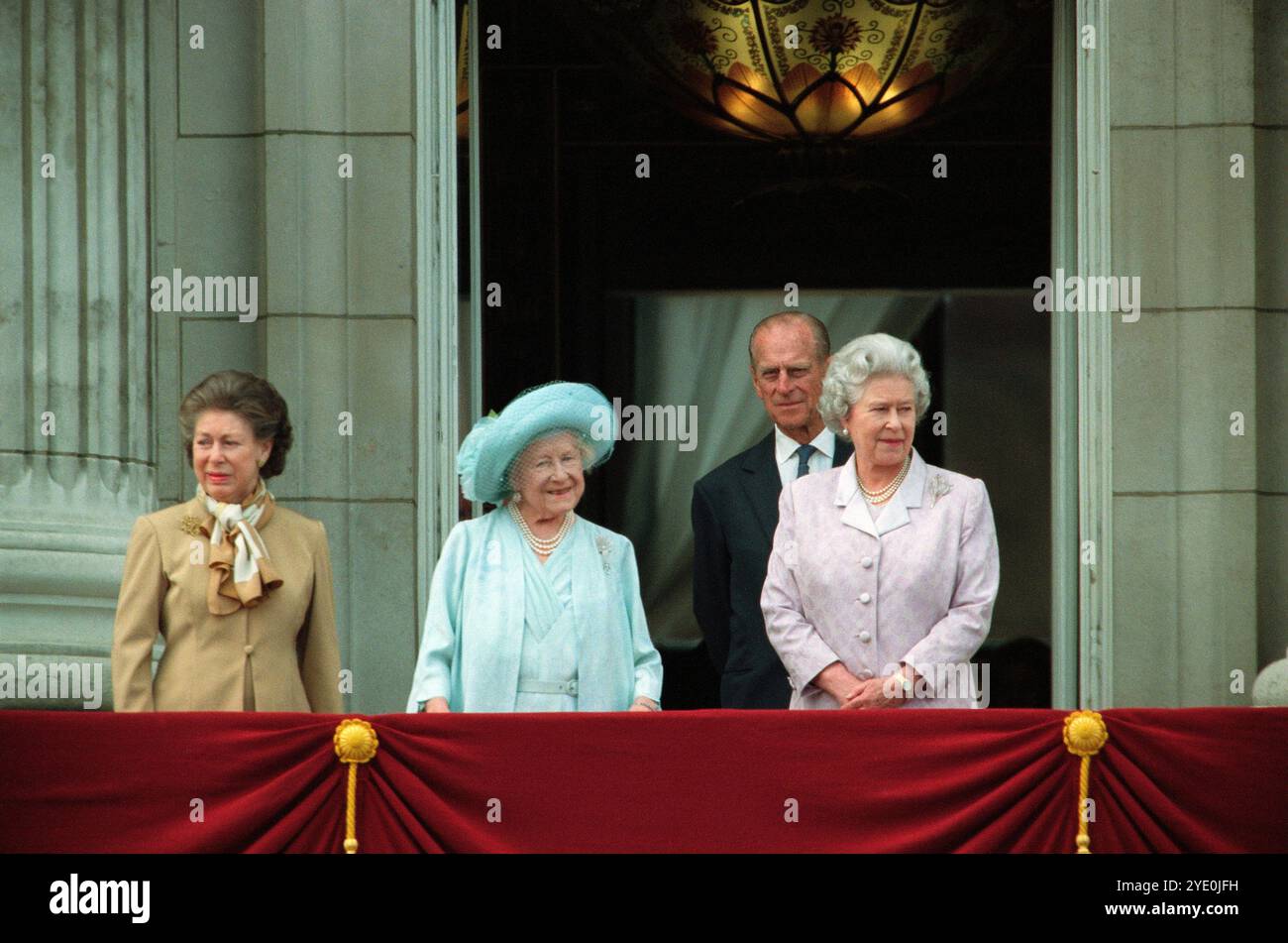 Am 4. August 2000 feiert die Königin ihren 100. Geburtstag auf dem Balkon des Buckingham Palace mit ihren Töchtern, Königin Elisabeth II. Und Margaret. Stockfoto