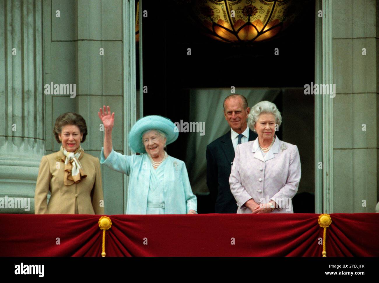 Am 4. August 2000 feiert die Königin ihren 100. Geburtstag auf dem Balkon des Buckingham Palace mit ihren Töchtern, Königin Elisabeth II. Und Margaret. Stockfoto