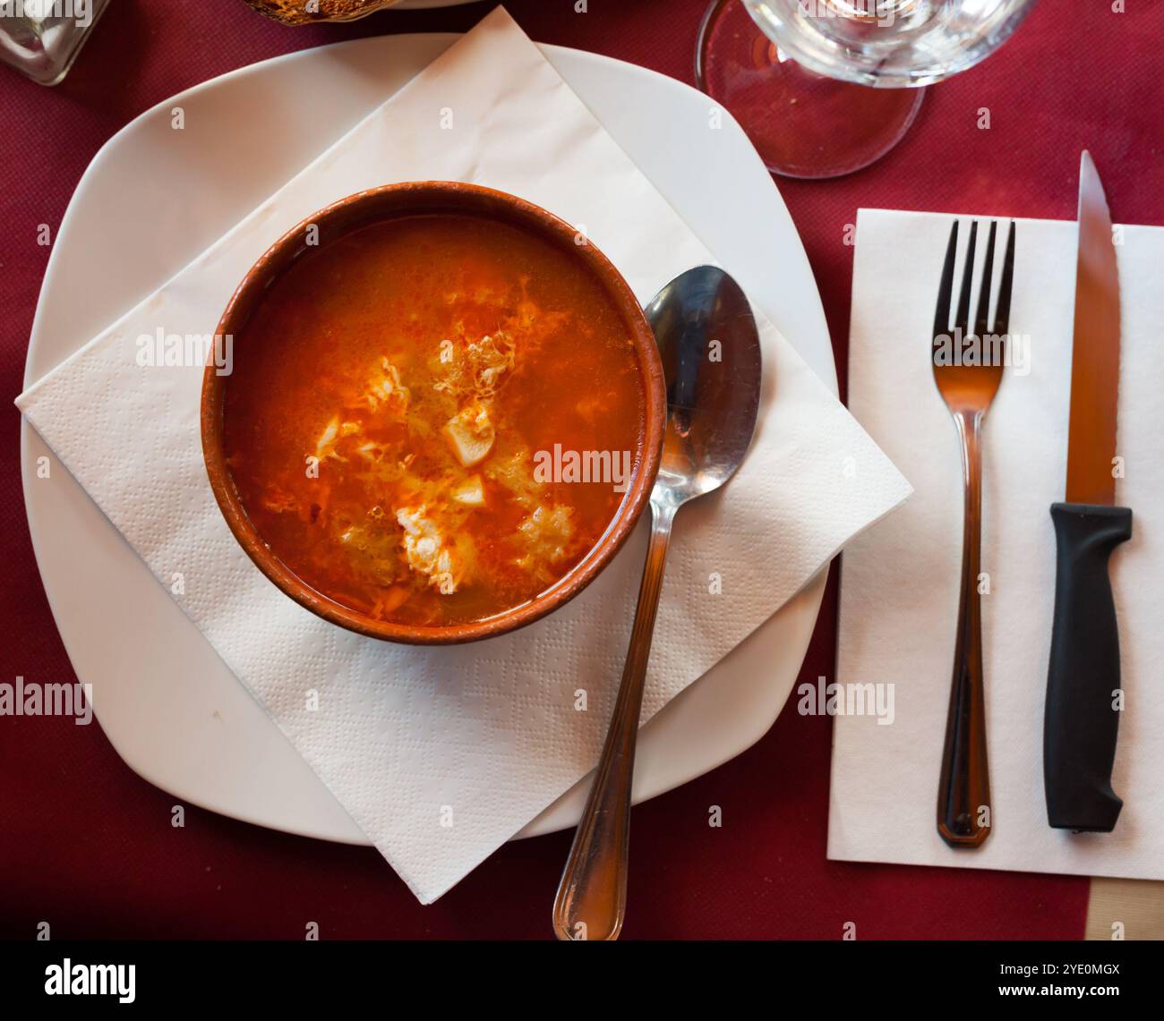 Blick von oben auf kastilische Knoblauchsuppe Stockfoto